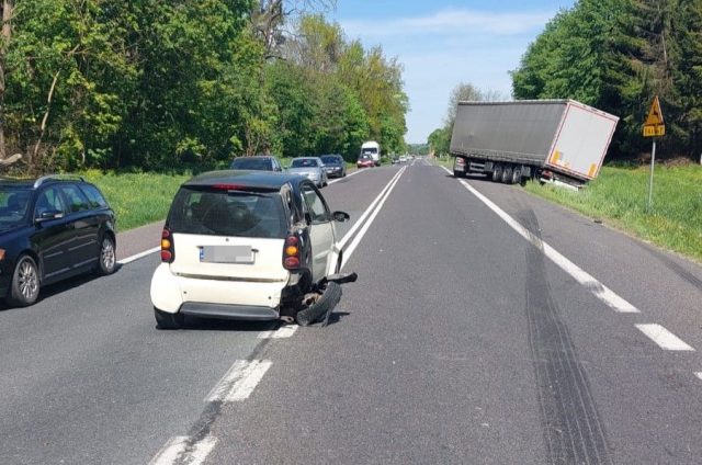 Zderzenie ciężarówki z osobówką na drodze krajowej nr 17. Są utrudnienia w ruchu (zdjęcia)