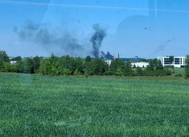 Czarny dym nad Rykami. Strażacy walczą z pożarem opon (zdjęcia)