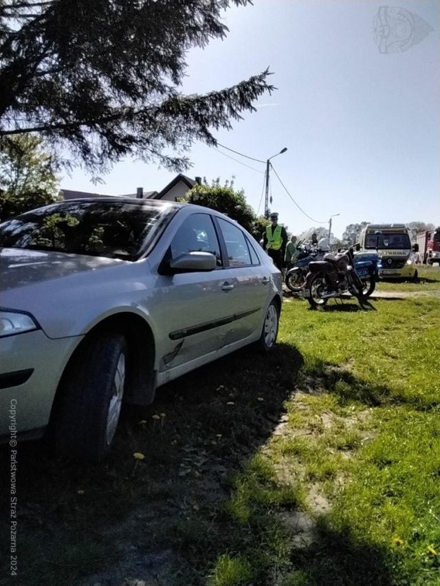 Zderzenie motocykla z samochodem osobowym. Na miejscu pracują służby ratunkowe (zdjęcia)