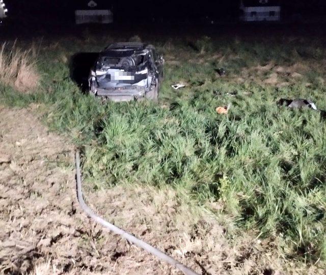 Tragiczny finał dachowania cupry. Nie żyje młody mężczyzna, trzy osoby zatrzymane (zdjęcia)