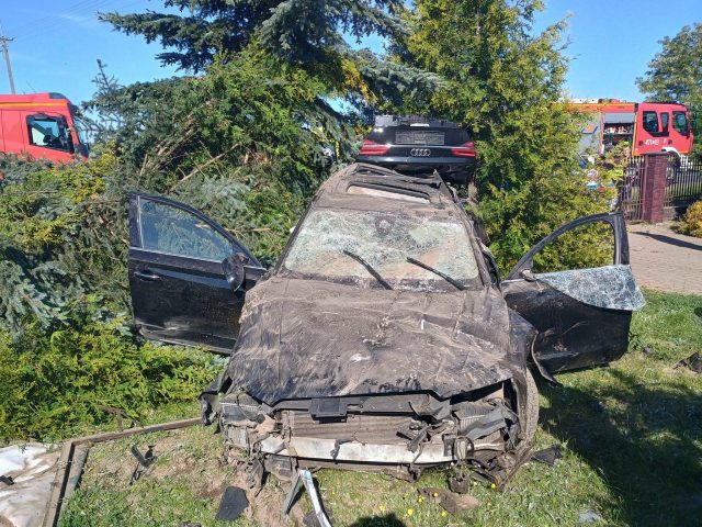 Nie zatrzymał się do policyjnej kontroli, ucieczkę audi zakończył dachowaniem. Dwie osoby w szpitalu (wideo, zdjęcia)