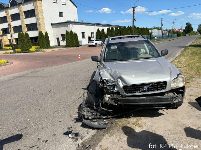 Zderzenie citroena z volvo. Jedna osoba trafiła do szpitala (zdjęcia)