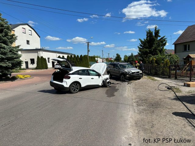 Zderzenie citroena z volvo. Jedna osoba trafiła do szpitala (zdjęcia)