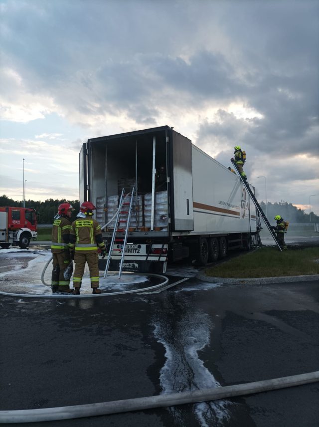Pożar ciężarówki, pięć zastępów straży pożarnej w akcji (zdjęcia)