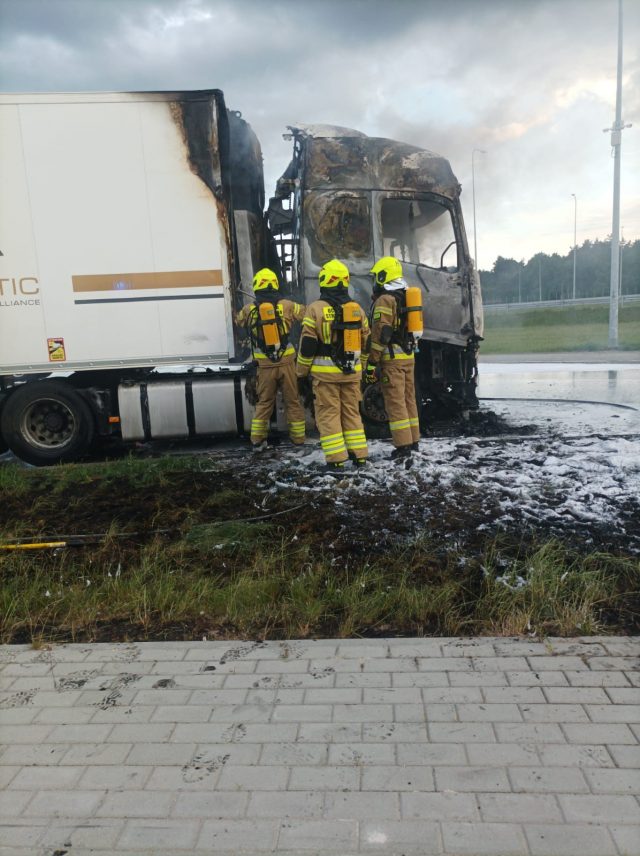 Pożar ciężarówki, pięć zastępów straży pożarnej w akcji (zdjęcia)