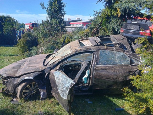 Nie zatrzymał się do policyjnej kontroli, ucieczkę audi zakończył dachowaniem. Dwie osoby w szpitalu (wideo, zdjęcia)