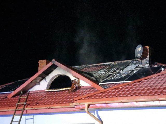 Nocny pożar dachu i instalacji fotowoltaicznej (zdjęcia)