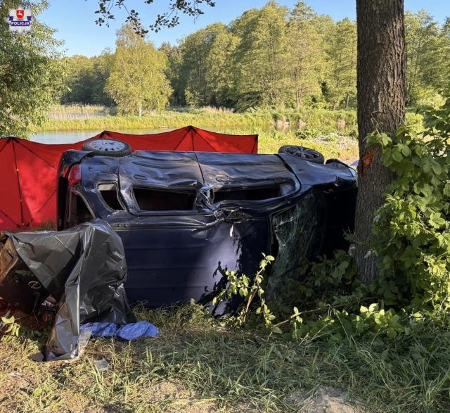 Pojazd na boku, w środku mężczyzna bez oznak życia. Kolejny tragiczny wypadek w regionie (zdjęcia)