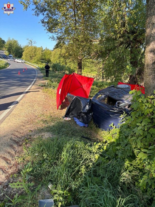 Pojazd na boku, w środku mężczyzna bez oznak życia. Kolejny tragiczny wypadek w regionie (zdjęcia)