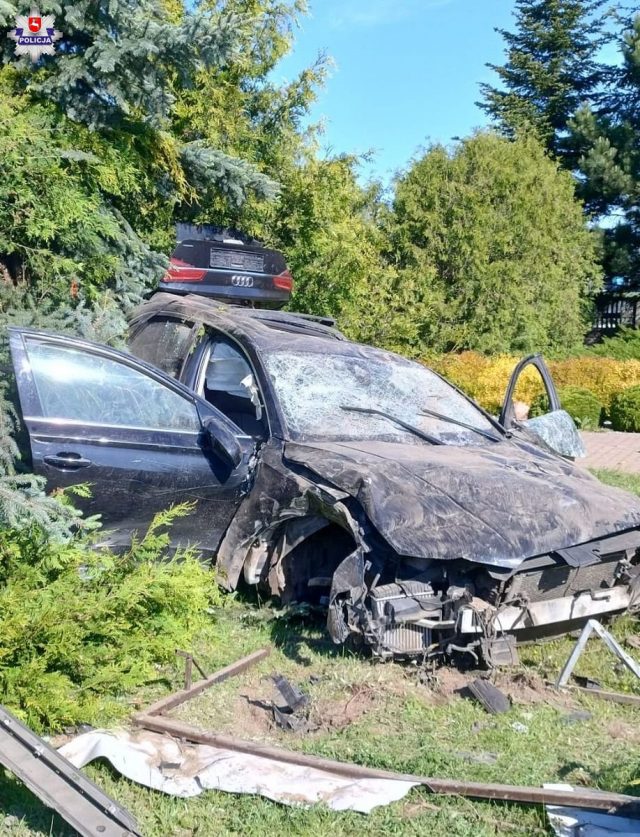 Nie zatrzymał się do policyjnej kontroli, ucieczkę audi zakończył dachowaniem. Dwie osoby w szpitalu (wideo, zdjęcia)