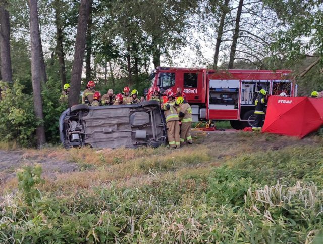 Pojazd na boku, w środku mężczyzna bez oznak życia. Kolejny tragiczny wypadek w regionie (zdjęcia)