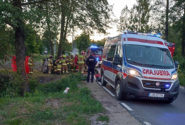 Pojazd na boku, w środku mężczyzna bez oznak życia. Kolejny tragiczny wypadek w regionie (zdjęcia)