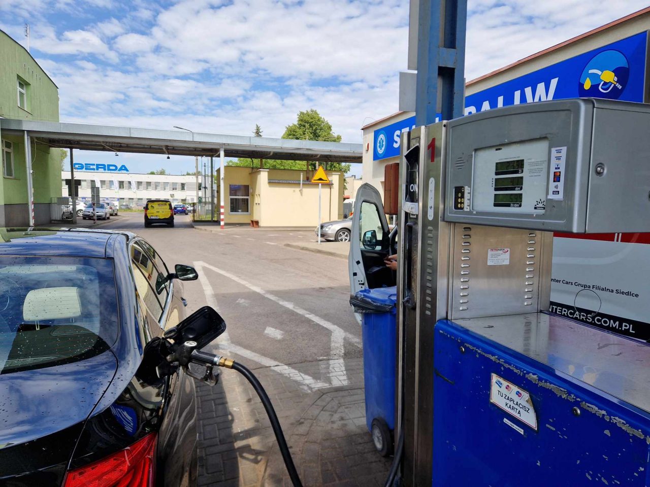 Stacje paliw kuszą kierowców promocjami. Podczas majówki można zatankować z rabatami
