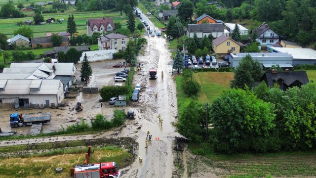 Błoto i naniesione przez wodę gałęzie zablokowały drogę wojewódzką. Na miejsce jedzie ciężki sprzęt (zdjęcia)