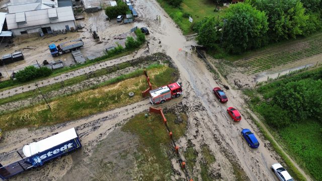 Błoto i naniesione przez wodę gałęzie zablokowały drogę wojewódzką. Na miejsce jedzie ciężki sprzęt (zdjęcia)