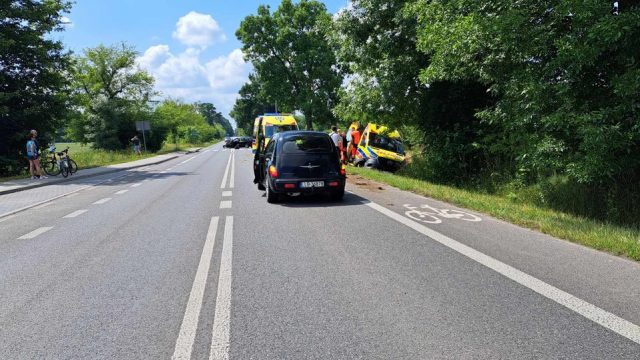 Zderzenie karetki z samochodem osobowym. Trwa akcja ratunkowa, droga jest zablokowana (zdjęcia)