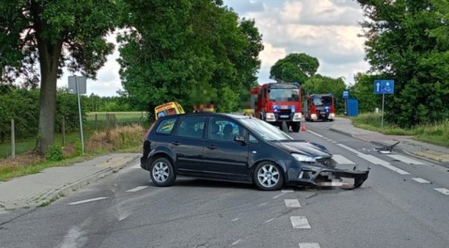 Skręcał w lewo w momencie, gdy wyprzedzała go jadąca na sygnale karetka. W wypadku ranne zostały trzy osoby (zdjęcia)