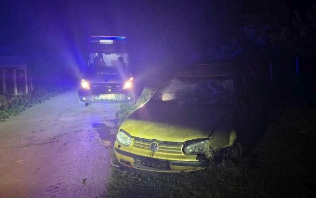 Mieszkańcy usłyszeli huk. Zobaczyli leżącego na dachu volkswagena i uciekającego kierowcę