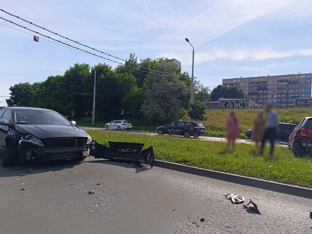 Zderzenie dwóch pojazdów osobowych na ul. Filaretów. Są utrudnienia w ruchu (zdjęcia)