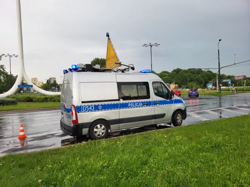 Zderzenie dwóch pojazdów na rondzie przy zamku. Są utrudnienia w ruchu (zdjęcia)