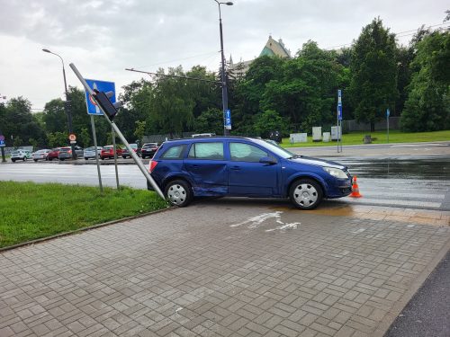 Zderzenie dwóch pojazdów na rondzie przy zamku. Są utrudnienia w ruchu (zdjęcia)