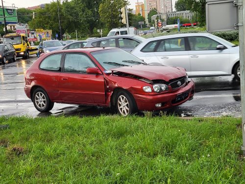 Zderzenie dwóch pojazdów na rondzie przy zamku. Są utrudnienia w ruchu (zdjęcia)