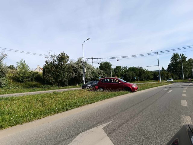 Zderzenie dwóch pojazdów osobowych na ul. Filaretów. Są utrudnienia w ruchu (zdjęcia)
