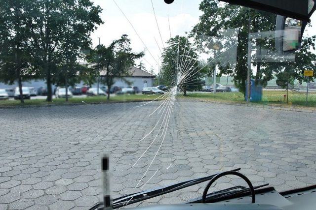 Kierowca autobusu zatrąbił na nią. Kobieta ze złości uderzyła w szybę pojazdu i ją uszkodziła (zdjęcia)