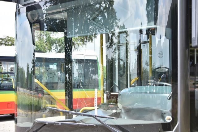 Kierowca autobusu zatrąbił na nią. Kobieta ze złości uderzyła w szybę pojazdu i ją uszkodziła (zdjęcia)