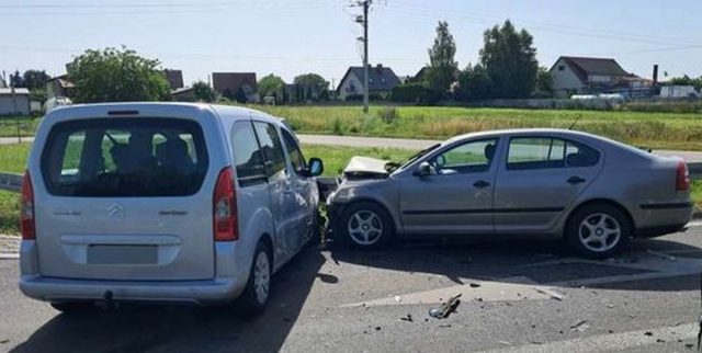 Siedem osób w szpitalu po zderzeniu trzech pojazdów. 78-latek nie ustąpił pierwszeństwa (zdjęcia)