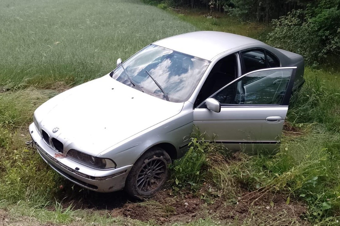 Uciekał przed policjantami BMW, wpadł do rowu. Miał marihuanę (zdjęcia)