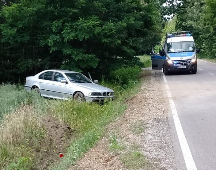 Uciekał przed policjantami BMW, wpadł do rowu. Miał marihuanę (zdjęcia)
