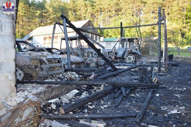 Spłonęły samochody i sprzęt rolniczy. Ogromne straty po pożarze (zdjęcia)