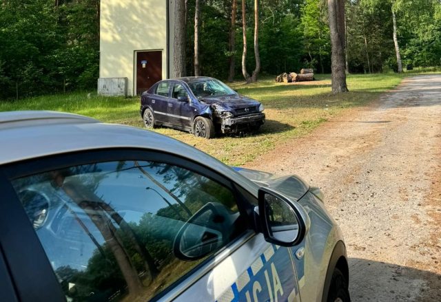 15-latek z Ukrainy za kierownicą opla. Przejażdżkę z 14-letnim kolegą zakończył na drzewie (zdjęcia)