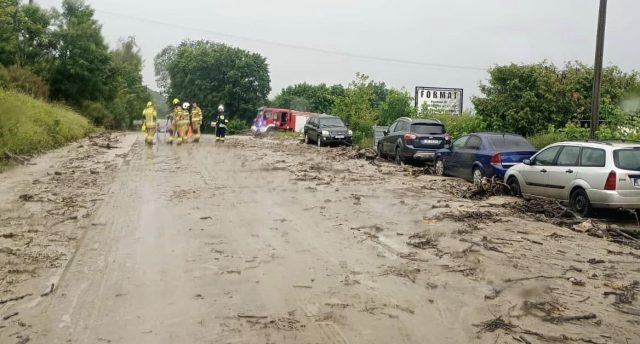 Błoto i naniesione przez wodę gałęzie zablokowały drogę wojewódzką. Na miejsce jedzie ciężki sprzęt (zdjęcia)