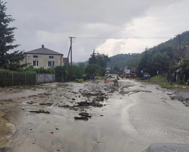 Błoto i naniesione przez wodę gałęzie zablokowały drogę wojewódzką. Na miejsce jedzie ciężki sprzęt (zdjęcia)
