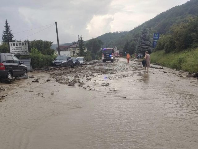 Błoto i naniesione przez wodę gałęzie zablokowały drogę wojewódzką. Na miejsce jedzie ciężki sprzęt (zdjęcia)