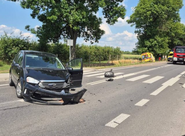 Skręcał w lewo w momencie, gdy wyprzedzała go jadąca na sygnale karetka. W wypadku ranne zostały trzy osoby (zdjęcia)