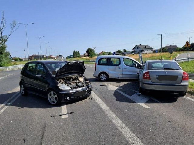 Siedem osób w szpitalu po zderzeniu trzech pojazdów. 78-latek nie ustąpił pierwszeństwa (zdjęcia)