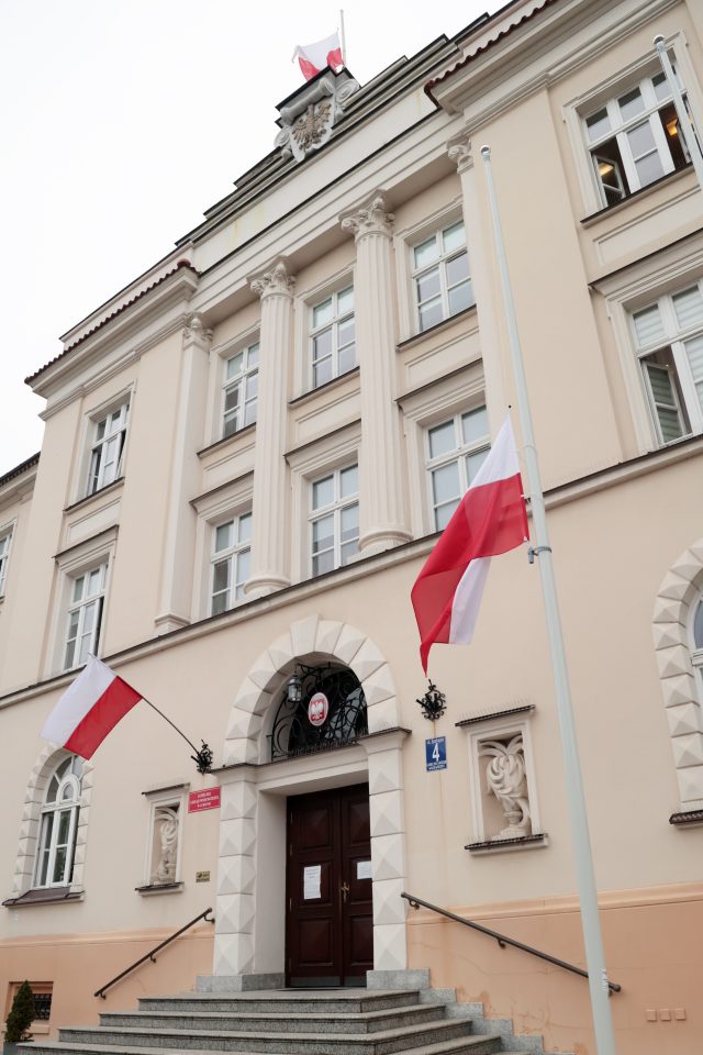 Flagi przed budynkiem Lubelskiego Urzędu Wojewódzkiego opuszczono do połowy (zdjęcia)