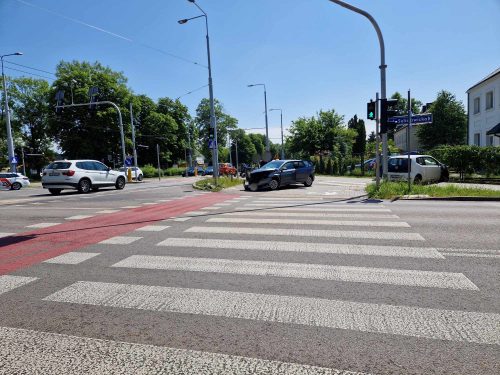 Dwie skody zderzyły się na skrzyżowaniu. Obaj kierowcy zapewniają, że mieli zielone światło (zdjęcia)
