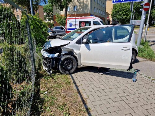 Dwie skody zderzyły się na skrzyżowaniu. Obaj kierowcy zapewniają, że mieli zielone światło (zdjęcia)