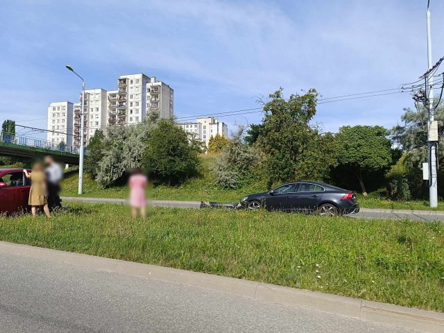 Zderzenie dwóch pojazdów osobowych na ul. Filaretów. Są utrudnienia w ruchu (zdjęcia)