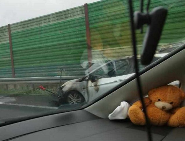 Utrudnienia w ruchu na S17 w kierunku Lublina. Spłonął samochód (zdjęcia)