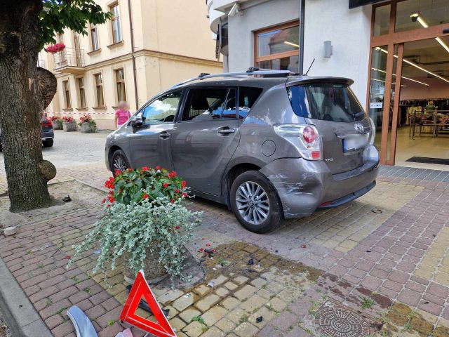 Nie ustąpił pierwszeństwa przejazdu. Trzy auta rozbite, sprawca ukarany mandatem (zdjęcia)