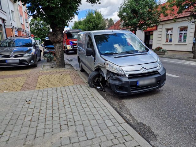 Nie ustąpił pierwszeństwa przejazdu. Trzy auta rozbite, sprawca ukarany mandatem (zdjęcia)