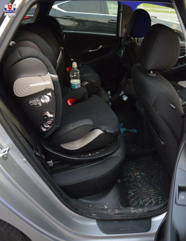 Rodzice poszli na zakupy, w rozgrzanym aucie zostawili 3-letnie dziecko. Policjanci wybili szybę (zdjęcia)