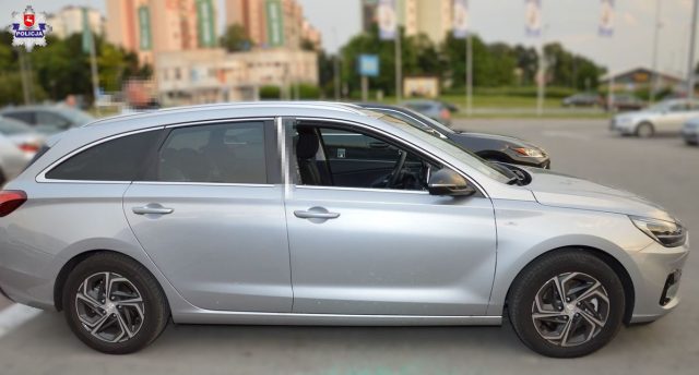 Rodzice poszli na zakupy, w rozgrzanym aucie zostawili 3-letnie dziecko. Policjanci wybili szybę (zdjęcia)