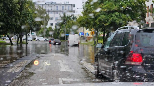 Takiej ulewy w Lublinie dawno nie było. Zalane ulice i utopione samochody (zdjęcia, wideo)