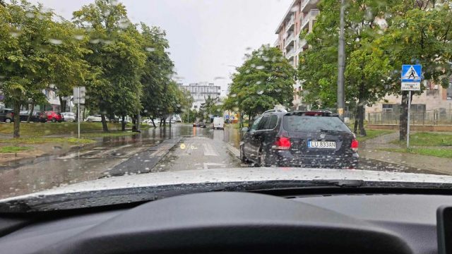 Takiej ulewy w Lublinie dawno nie było. Zalane ulice i utopione samochody (zdjęcia, wideo)